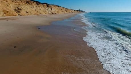 Esta es la playa más larga de España: 28 kilómetros de costa virgen, con dunas móviles y paisajes protegidos