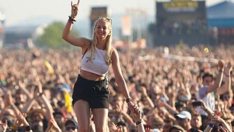 Fans heiter, Wetter wolkig - Nur 8 Grad bei RaR! Petrus hat null Bock auf Rock