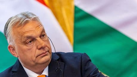 Orbán entra en la batalla de los conservadores europeos por el poder en Rumanía (para mal)