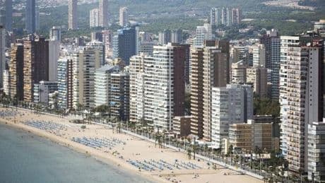 Los precios en la costa se disparan con la mitad de las casas en manos extranjeras