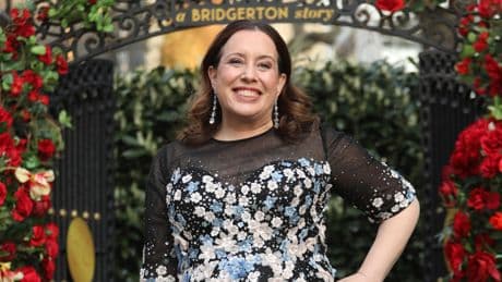 "Bridgerton"-Autorin: "Bridgerton"-Autorin Julia Quinn: Dafür gibt sie ihr Netflix-Geld aus
