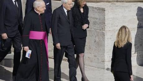 La visita di Mattarella alla tomba di papa Francesco