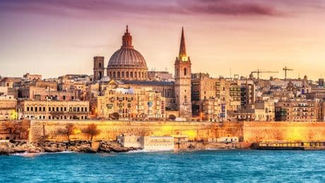 Vacances ou travail ? Pourquoi Malte est devenue une destination phare des jeunes pour apprendre l’anglais
