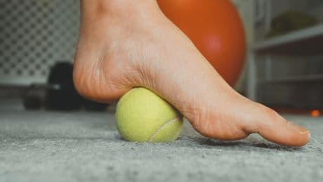 So gesund: Warum Sie sich regelmäßig einen Tennisball unter den Fuß legen sollten