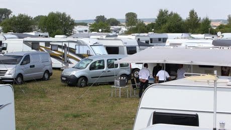 «Seul devant ce fléau» : un maire de la Sarthe s’assoit sur un terrain communal pour empêcher l’installation de gens du voyage