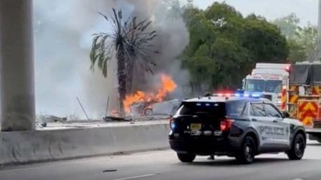 Tres muertos al estrellarse una avioneta en una transitada avenida en Boca Ratón (Florida)