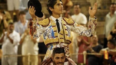 La raza y el valor de Sebastián Castella se imponen en el regreso de los toros a Palma de Mallorca