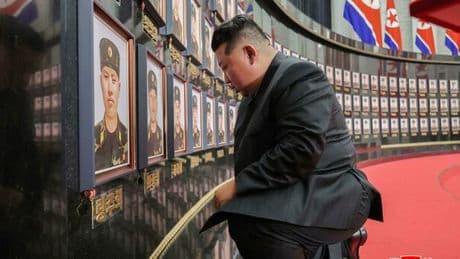 Corea del Nord, Kim Jong-Un supervisiona test di due nuovi missili difesa aerea. Crescono le tensioni con Seul