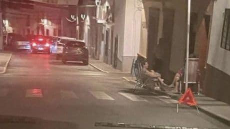 La señal viral de un pueblo que alerta de la presencia de vecinos tomando la fresca