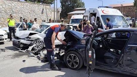 Bitlis'te kaza! İki otomobil çarpıştı: 5'i çocuk, 10 yaralı