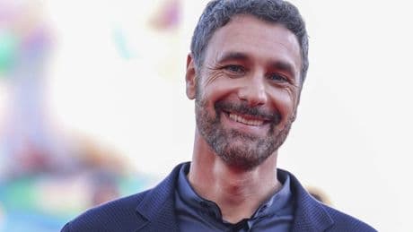 Raoul Bova porta il figlio sul set di Don Matteo: Francesco reciterà nella fiction Rai