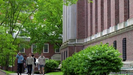 Harvard : une juge annonce vouloir bloquer la décision de Trump sur les étudiants étrangers