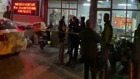 Küçükçekmece'de tamirci dükkanına silahlı saldırı düzenleyen saldırganlar kaçtı