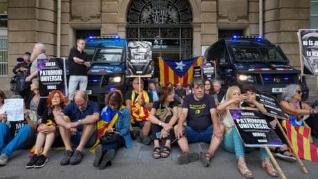 Pinturas de Sijena: técnicos de Aragón entran en el MNAC mientras los independentistas protestan en la puerta