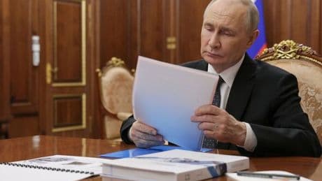 Vladimir Putin sparks pilots' huge fears as warfare jamming 'threatens plane crashes'