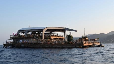 Sur la Côte d’Azur, la plage flottante controversée «Canua Island» est-elle en train de sombrer ?