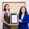 “Welkom thuis”: popster Dua Lipa is nu officieel staatsburger van Kosovo