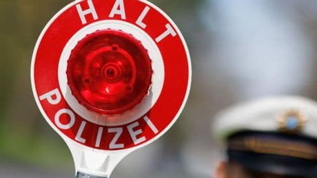 Verkehr: Polizeiwagen zu schnell überholt: Raser auf B30 gestoppt
