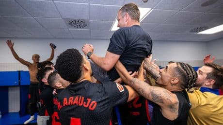 Gran fiesta en el vestuario del Barça con manteo a Flick incluido