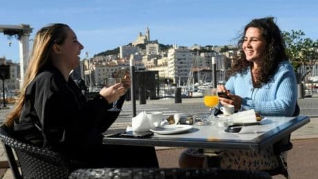 Rester des heures à table, venir avec son animal... Ce qui est autorisé et interdit au restaurant