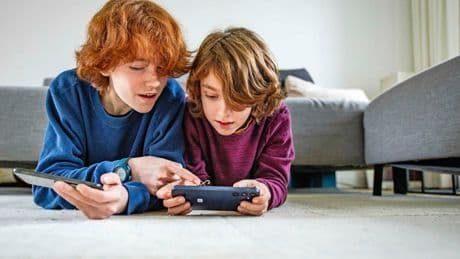 Sleutel tot smartphone-verbod ligt bij ouders: ’Zíj moeten optreden, schermpje staat letterlijk tussen hen en de kinderen in’