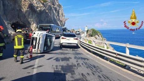 Auto ribaltata a Capo Noli