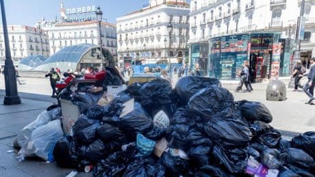 Principio de acuerdo entre sindicatos y Ayuntamiento para desconvocar la huelga de basuras en Madrid