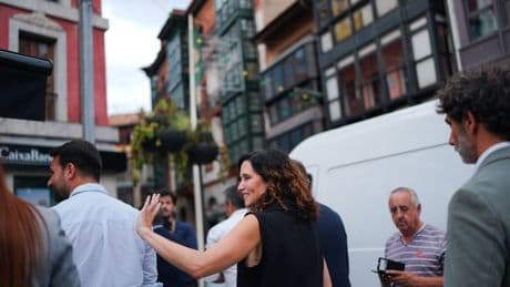 Todos los detalles de la visita de Ayuso a Llanes: la sidrería donde comió y la siempreviva en su camiseta