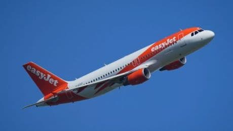 Easyjet: Pilot nackt und betrunken an der Bar - nach nächtlichem Ausflug freigestellt