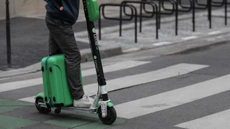 "Beaucoup de flammes", "fumées plus toxiques": les batteries de trottinettes électriques au coeur de l'enquête sur l'incendie meurtrier à Reims