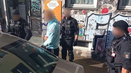 Zugriff in Rostock - Polizei holt Drogen, Äxte und Dealer aus Wohnung