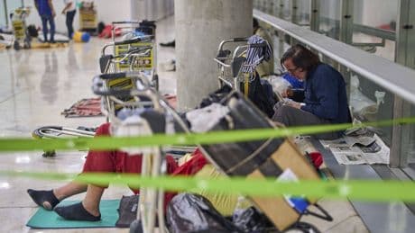 Madrid abre un albergue temporal para las personas sin hogar de Barajas