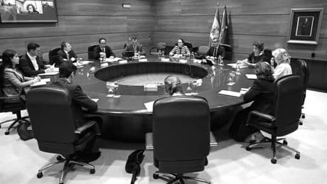 Sánchez arremete desde el ático del poder contra "los de arriba" para salvar a Corredor y Aagesen