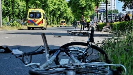 Automobilist rijdt door rood en schept fietsende tieners in Tilburg