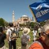 Niet alleen de entree, ook de verkoop van ‘verplich­te’ hoofddoeken brengt de Hagia Sophia geld op