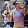 Swiatek verslaat oud-US Open-winnares in jacht op vijfde Roland Garros-titel
