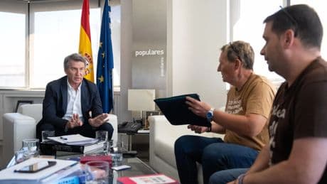 Feijóo promete a las víctimas de la DANA ayudar a que Mazón y Sánchez coordinen mejor sus planes de reconstrucción