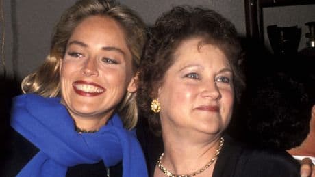 Sharon Stone deelt pijnlijke laatste uren met haar stervende moeder: ’De hele kamer lachte, ik vond het vreselijk om te zien’