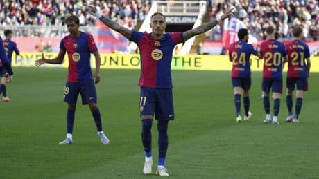 Raphinha, con un doblete, obra la remontada del Barça ante el Celta de Vigo en una segunda parte de locura en Montjuïc