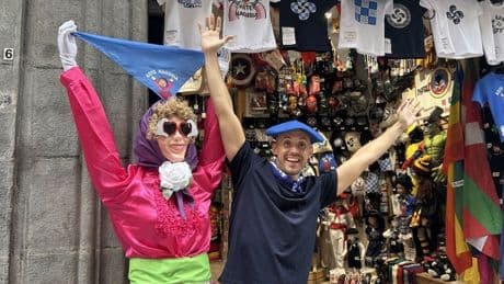 La divertida tienda de disfraces que pone color a la vestimenta de los bilbaínos en fiestas