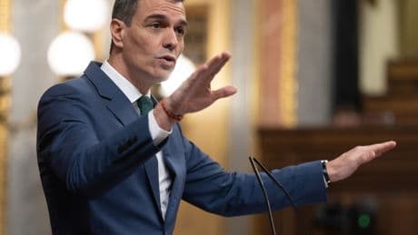 Sánchez pide tiempo para aclarar el apagón pero asevera que "el futuro energético de España o es verde o no será"