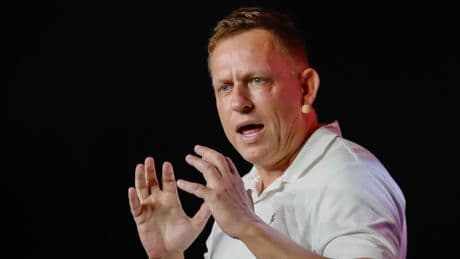 « La crypto est libertarienne, l’intelligence artificielle est communiste » : comment le milliardaire trumpiste Peter Thiel veut transformer le capitalisme