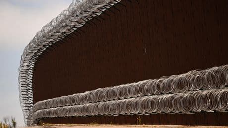 Le mur frontalier entre les États-Unis et le Mexique va être peint en noir... pour empêcher les migrants de l’escalader