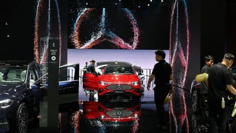 Los aranceles de Trump congelan las previsiones automovilísticas de 2025: Stellantis y Mercedes se contagian de la incertidumbre