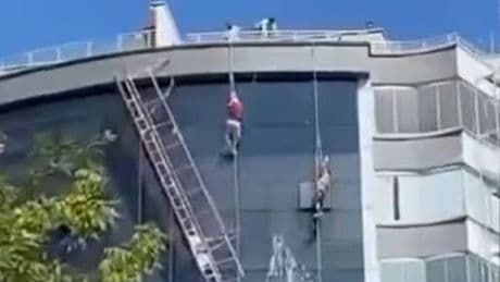 İki işçinin üzerinde çalıştığı iskelenin asma halatı koptu! Dakikalarca havada asılı kaldılar