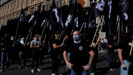 A Paris, sur le parcours du défilé des militants d’ultradroite : « Mais comment peut-on autoriser des trucs pareils ? »