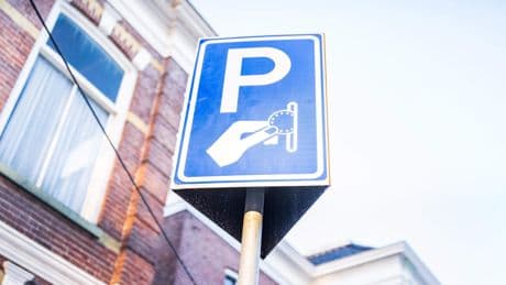 Automobilist voert verkeerd kenteken in, rechter haalt na twee jaar parkeerboete van tafel