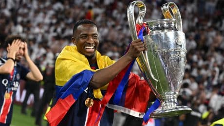 «Une fierté» et «un exemple» : le défenseur du PSG Pacho élevé au rang d’idole en Équateur