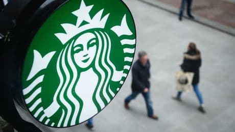 "Créer un sentiment de familiarité": Starbucks impose une tenue uniformisée à ses serveurs