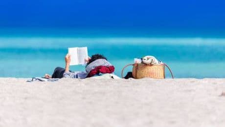 Libri sotto l'ombrellone: le novità dell'estate 2025 per gli over 50